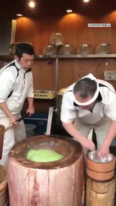 How mochi is made in Japan"????????
