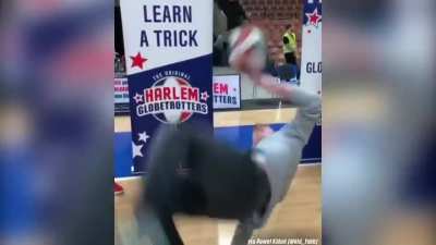 Harlem Globetrotter gets trolled by a basketball freestyler