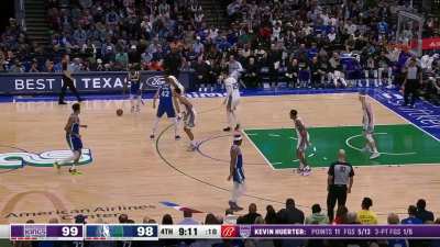[Highlight] Kyrie does his magic as he hits the three