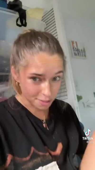 Taylor connecting with her fans on wikifeet