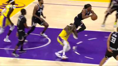 [Highlight] Pat Bev gets assaulted on the court
