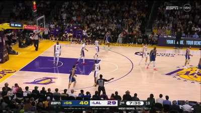 [Highlight] Curry pushes the ball, passes to Thompson who is unawares