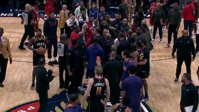 [Highlight] Tempers flare up between the Pels and Suns after the Zion dunk