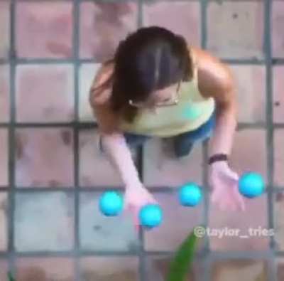 Juggling balls as seen from above.