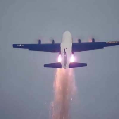 Jet assisted takeoff (JATO) from the US Navyâs C-130 âFat Albertâ ð