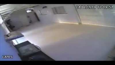 Old lady gets stuck inside a garage after biker leaves his house in Brazil