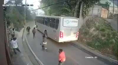 People get out of the bus to defend a woman being assaulted.