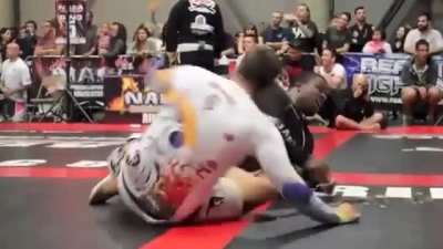 Fighter's fart causes opponent to puke midmatch