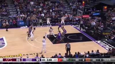 [Highlight] Mitchell showing off the moves splitting the pick and finishing with a Eurostep