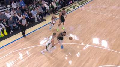 [Highlight] Damian Lillard hangs in the air and somehow gets the ball around 7'4 Kristaps Porziņģis with a left-handed finish high off the glass