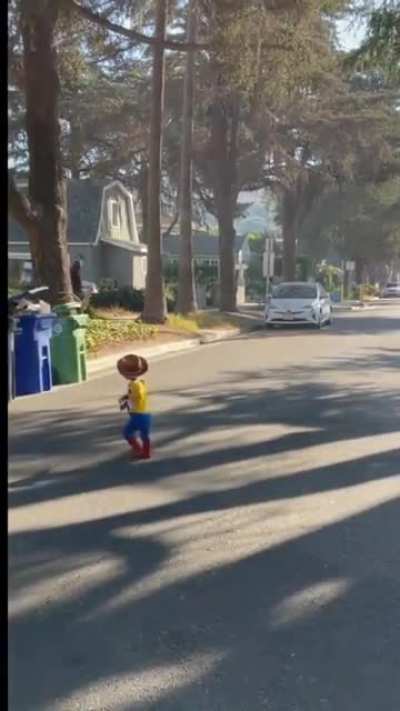That's right dad! Just walk a bit more faster!!! You could do it!