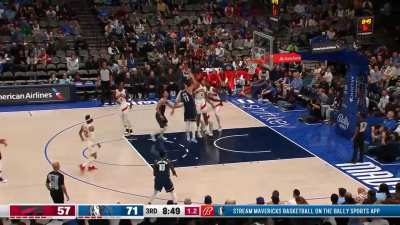 [Highlight] Luka busts out the hook shot for the first time this season to give himself 22!