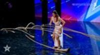 "The weight of a feather" amazing performance at Italia's Got Talent