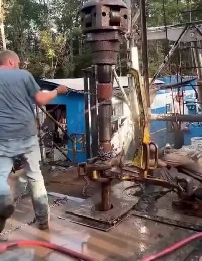 The brutal engineering behind "Tripping pipe" One of the most dangerous jobs on an oil rig