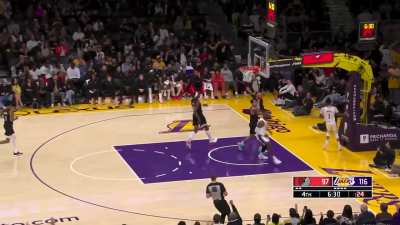 [Highlight] D'lo with a nasty fake in transition to get the easy layup