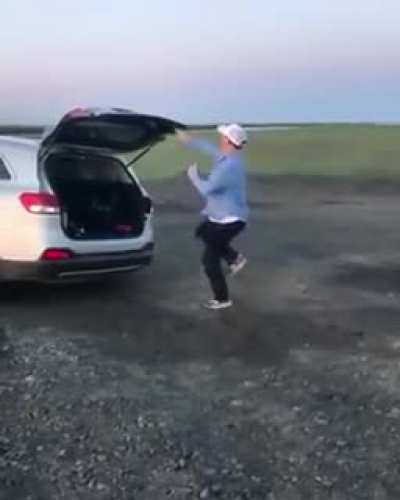 How to enter a car through the trunk. ( I don't know if it's a repost I searched "car trunk" and I didn't find this video, so sorry in advance)