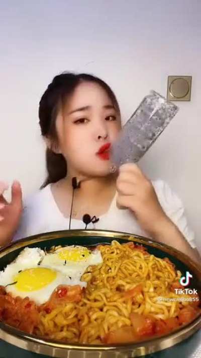 Yo, why is the mic like that?