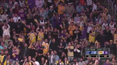 [Highlight] All of D'Angelo Russell's three 3-pointers in a row in the fourth - crucially kept the Lakers in the game