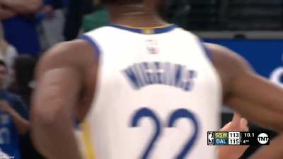 [Highlight] Stephen Curry travels at a crucial moment late in the 4th quarter vs the Mavericks leaving 10 seconds left in the game