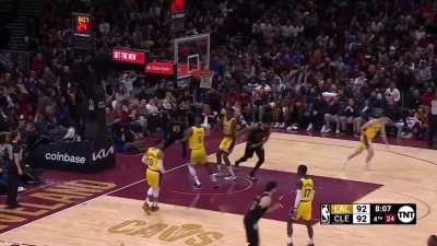 [Highlight] Donovan Mitchells shows off the impressive handle and acrobatic scoop finish