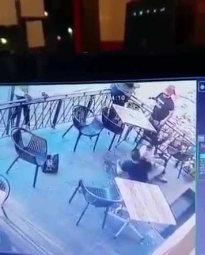 Restaurant owner prevents kidnapping attempt with a rear naked choke.