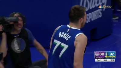 [Highlight] De'Aaron Fox with a confused face as Luka is complaining to the refs again