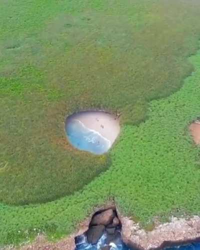 ? Hidden beach in the Merietas Islands ?