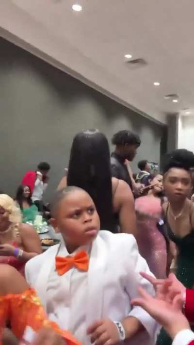 Son caught his mom doing Twerk ?
