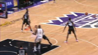 [Highlight] Lebron hits Keegan Murray in the nose and gets called for an offensive foul. De'Aaron Fox makes the 19-foot step back jumpshot to give the Kings the lead.