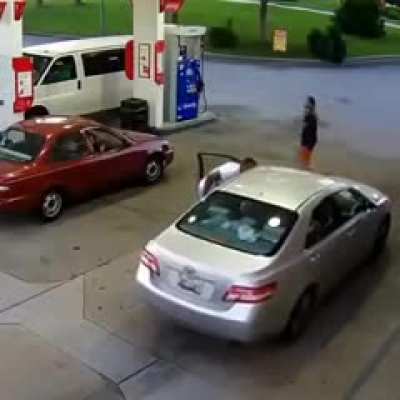 WCGW punching an American woman.
