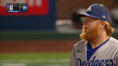 [Highlight] [Highlight] Justin Turner bobbles a Kris Bryant grounder and gives the Giants a lifeline