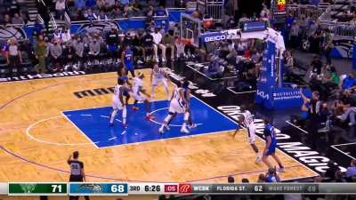 [Highlight] Franz Wagner hits a pretty stepback 3 from the corner to tie the game against the Milwaukee Bucks