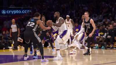 [Highlight] The Los Angeles Lakers with a nice inbound play that leads to Austin Reaves 3-pointer off LeBron James' assist! With a replay!