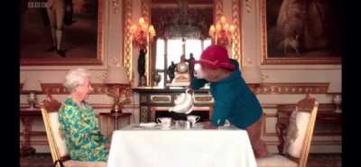 Paddington the Bear is invited to tea ??? (video version)