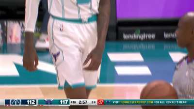 [Highlight] Jalen McDaniels tries to defend Bradley Beal with one leg after losing his shoe, and it ends up with 3 free throws for Beal (No Technical upon review in case you were wondering)