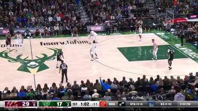 [Highlight] Robin Lopez with an innovative way to try and stop Giannis leading to a Jevon Carter 3PT make