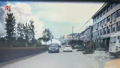 Gasoline tank truck went airborne after explosion in China 13.06.2020