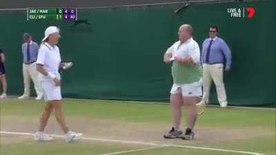 A fan at Wimbledon gets called out by Kim Clijsters and is a true chad about it! [sound on/long]