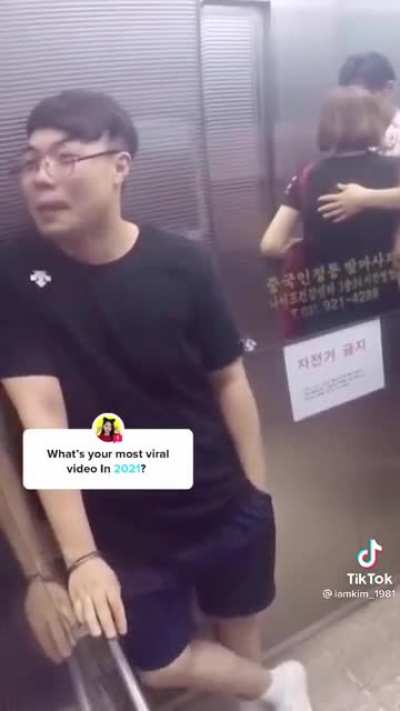 Guy try’s not to laugh ?