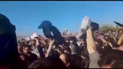 This video gave me goosebumps ❤️ Hope Iran will be free.