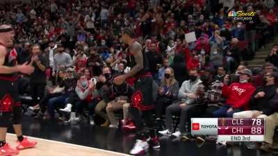 [Highlight] DeRozan hits the tough contested jumper to beat the 3rd quarter buzzer
