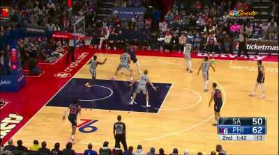 [Highlight] Embiid with a nifty assist to Thybulle for the reverse slam