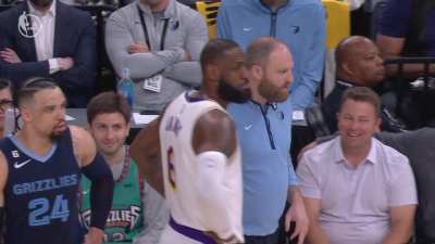 [Highlight] LeBron eavesdrops the discussion between Brooks and Jenkins