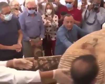 This mummy tomb, which has been sealed for 2500 years, has been opened for the first time