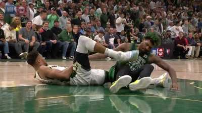 [Highlight] Marcus Smart tries to help Giannis up