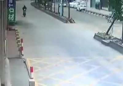 Truck driver takes back his cell phone