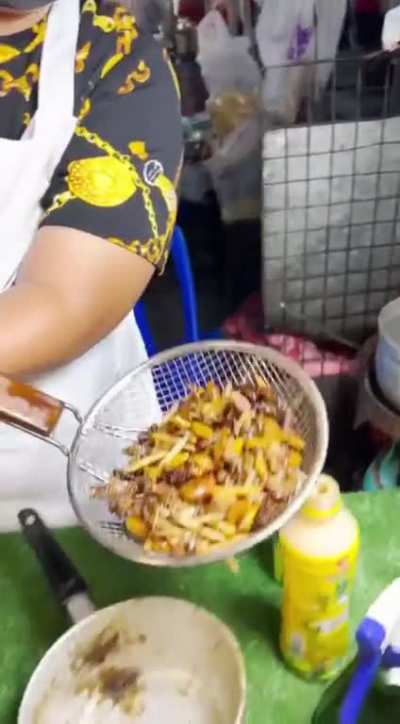 ?thai street cook flawlessly prepares meals despite having no hands and digits