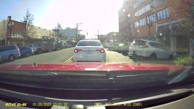 Saw this a few weeks ago, had to pull over and give her the footage, some people are stupid