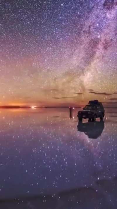 ? Time-lapse of Milky Way reflection on world's largest natural mirror 'Salar de Uyuni'