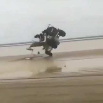 To drift on the beach